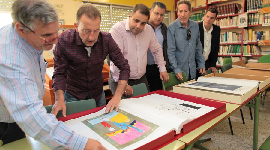 El Ayuntamiento realiza tres copias de la obra ‘El Quijote manuscrito’ del CEIP Miguel de Cervantes