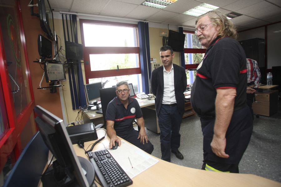 Imagen de la noticia El alcalde visita el Parque de Bomberos de Marbel…