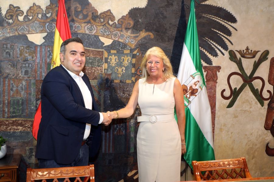 Imagen de la noticia La alcaldesa aborda con el vice embajador de Kuwa…