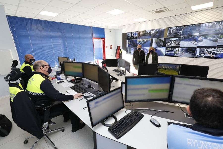 Imagen de la noticia La alcaldesa visita a los efectivos de Policía Lo…