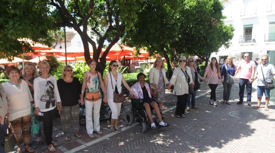 Marbella conmemora el Día Mundial de la Esclerosis Múltiple con la lectura de un manifiesto y una cadena humana en el Ayuntamiento