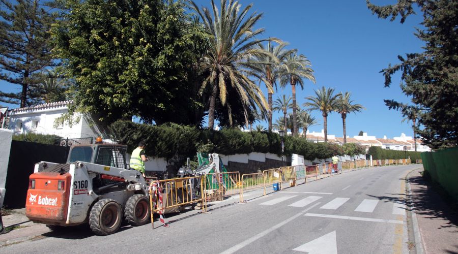 El Ayuntamiento mejora el acerado de la calle Las Azaleas de Nueva Andalucía