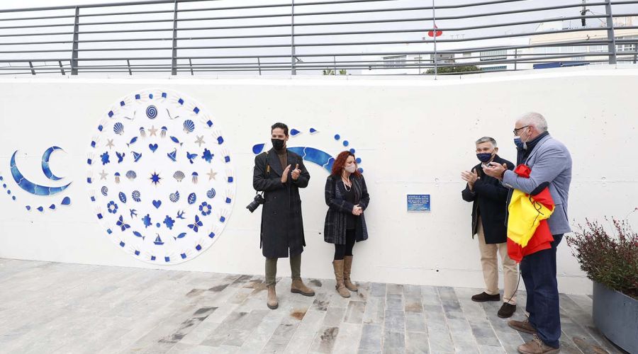 El bulevar de San Pedro Alcántara estrena un mural cerámico con motivos marinos y materiales reciclados elaborado por los 30 alumnos de un taller creativo municipal
