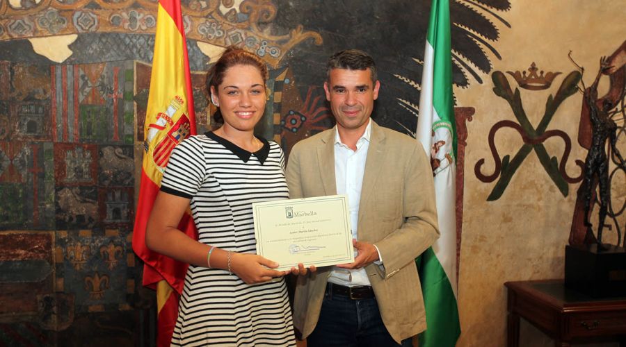 El alcalde recibe al equipo Infantil Femenino del CB Marbella y a la competidora de esgrima Esther Martín