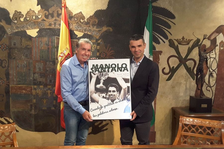 Imagen de la noticia El alcalde agradece a Manolo Santana que “siga si…