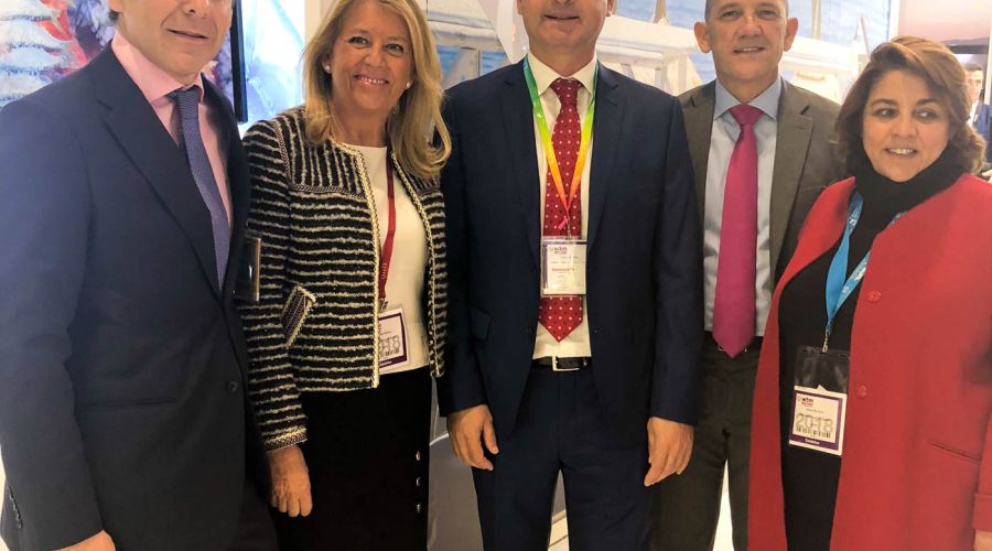 La alcaldesa destaca la apuesta por el segmento del golf y la excelencia del destino Marbella en la jornada inaugural de la World Travel Market de Londres
