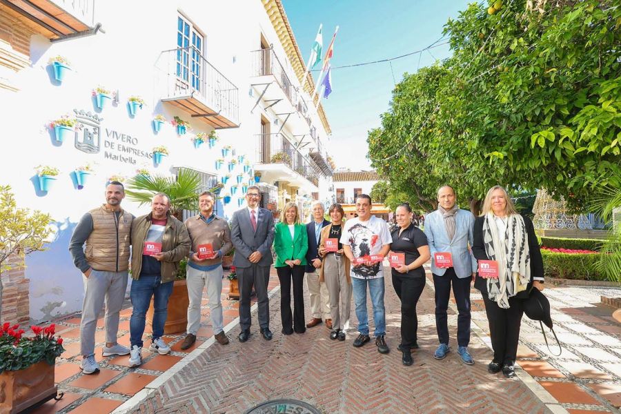 Imagen de la noticia El Ayuntamiento reconoce a más de una decena de e…