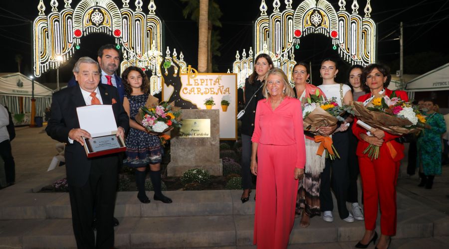 La Feria de San Pedro Alcántara arrancó anoche en el recinto de La Caridad con el pregón de Gregorio Aranda y los homenajes a Pepita Cardeña y Mari Carmen Álvarez