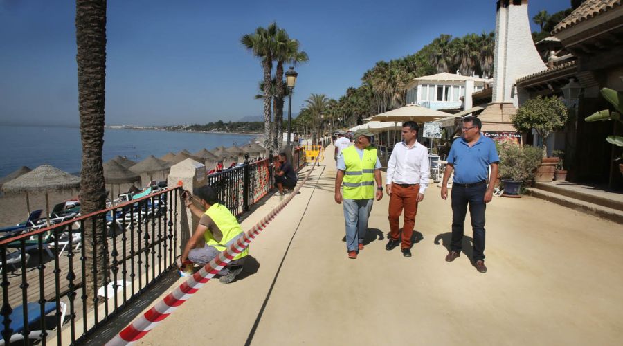 El Ayuntamiento lleva a cabo trabajos de adecuación en la barandilla del Paseo Marítimo de Marbella