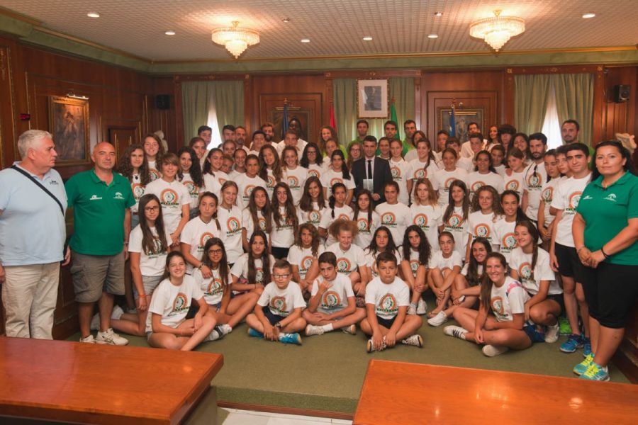 Imagen de la noticia El alcalde recibe a los participantes en el campu…