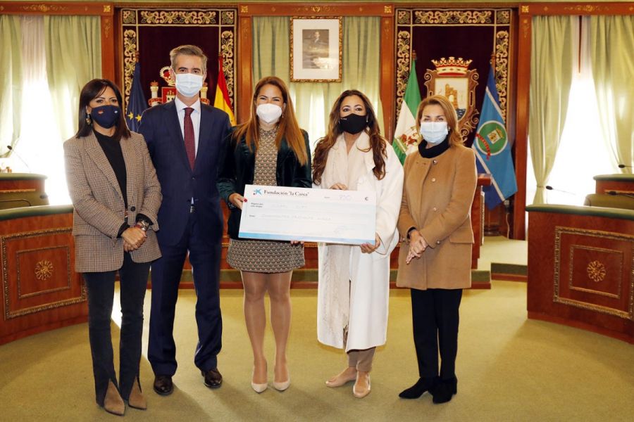 Imagen de la noticia El Ayuntamiento respalda la entrega de sendos che…