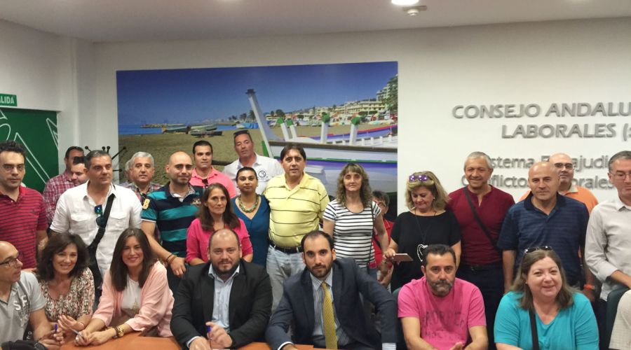 El Ayuntamiento, la Junta de Personal y el Comité de Empresa firman el acuerdo que “permite a los empleados recuperar el máximo de sus derechos”
