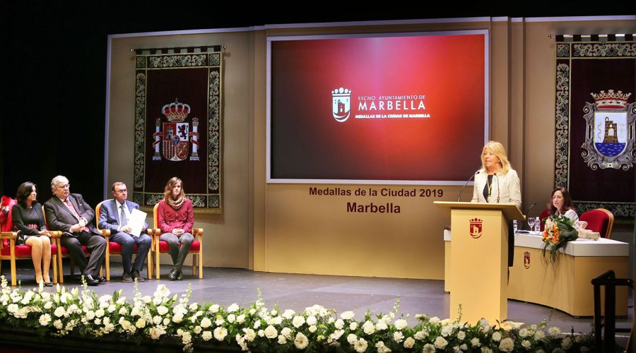 Marbella entrega las Medallas de la Ciudad al presidente de la Sección Primera de la Audiencia Provincial de Málaga, José Godino, y al docente e historiador Francisco Moyano, por su labor y compromiso con el municipio
