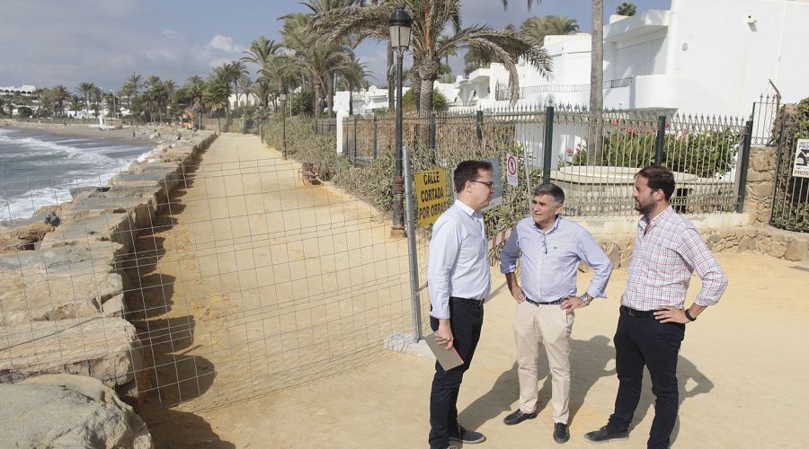 El Ayuntamiento invierte 350.000 euros en la renovación de 25.000 metros cuadrados de albero en el Paseo Marítimo y la mejora de las infraestructuras