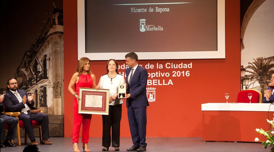 El Ayuntamiento entrega la Medalla de la Ciudad a los bomberos, Starlite, Sánchez Cantos y Vicente Espona y el título de Hijo Adoptivo a Carlos Posac