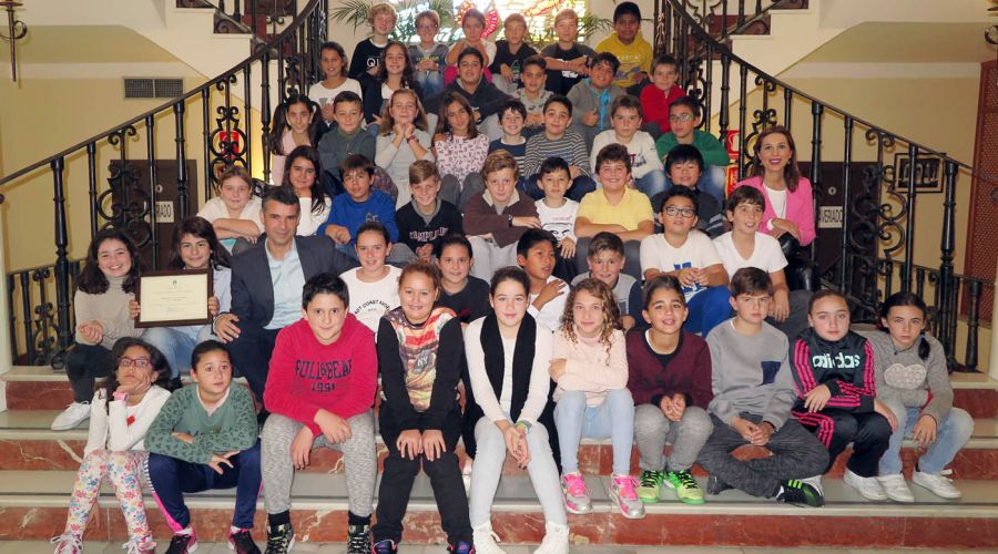 El alcalde recibe en el Ayuntamiento a alumnos del Colegio Valdeolletas