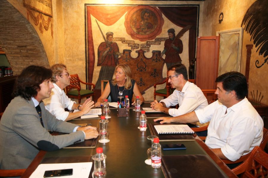 Imagen de la noticia La alcaldesa se reúne con representantes de la in…