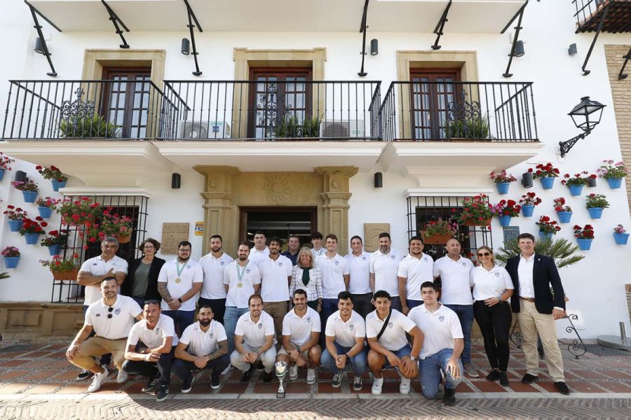 Imagen de la noticia La alcaldesa recibe al Marbella Rugby Club, campe…
