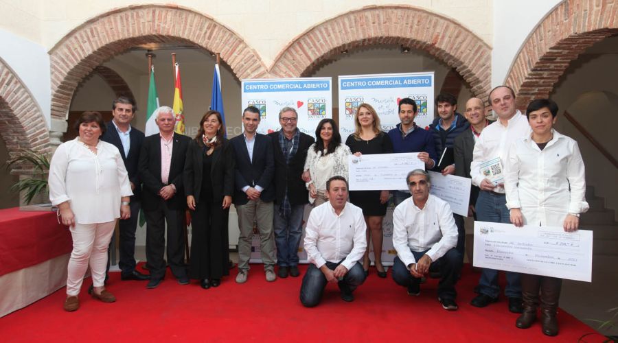 La Asociación de Comerciantes y Profesionales del Casco Antiguo de Marbella entrega sus premios al mejor escaparate de Navidad 2015