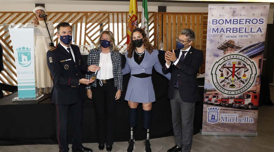 La alcaldesa destaca el “compromiso” y la “solidaridad” de los bomberos de Marbella y subraya la apuesta del equipo de Gobierno por “seguir incrementando la plantilla y poniendo a su disposición los mejores recursos”