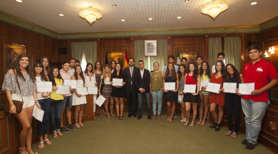 El Ayuntamiento ha acogido el acto de entrega de las becas de residencia y alojamiento universitario que concede el Grupo Alfil