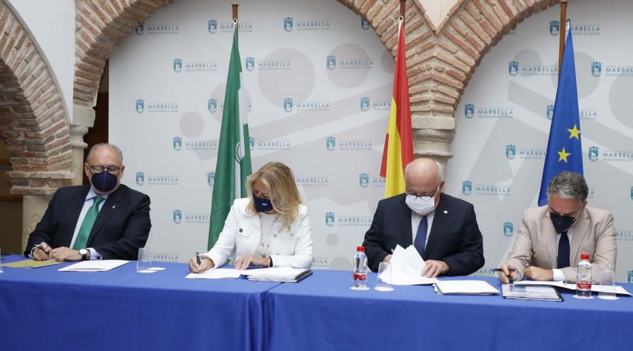 El Ayuntamiento y la Junta firman un protocolo para la mejora de los equipamientos sanitarios del municipio que incluirá actuaciones para impulsar los nuevos centros de salud de Ricardo Soriano y Las Chapas