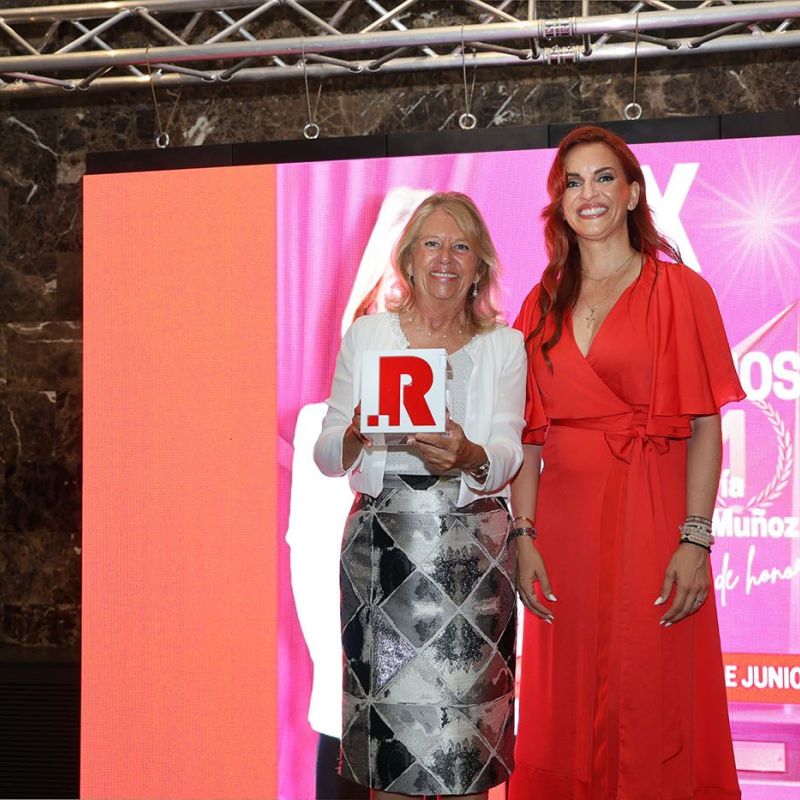 La alcaldesa recibe el Premio de Honor de la X Gala de los Premios REM por su compromiso con el liderazgo femenino y el desarrollo de la ciudad