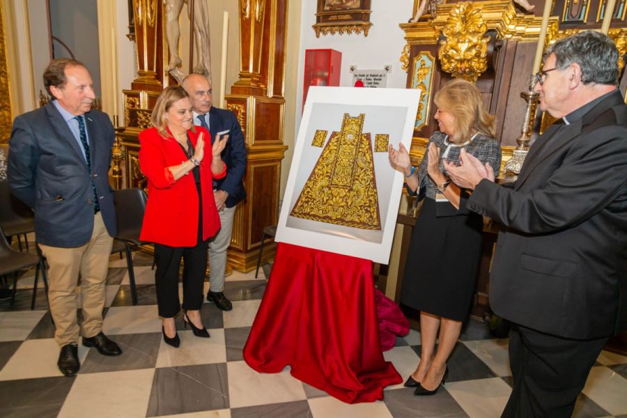 Imagen de la noticia La alcaldesa da la primera puntada a la nueva say…