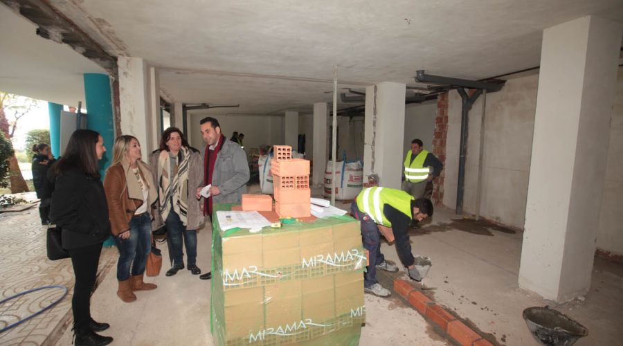El Ayuntamiento construye en Las Chapas un centro cultural y la primera  biblioteca internacional del municipio