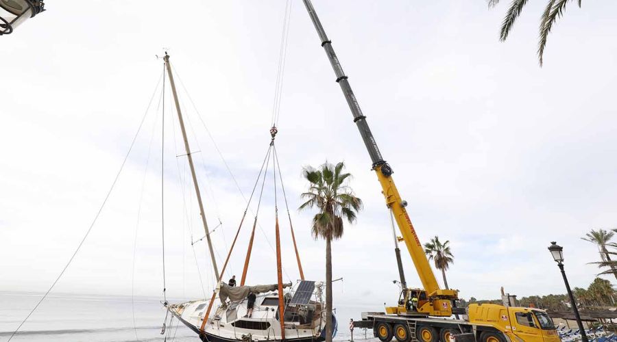 El Ayuntamiento retira el velero encallado en la playa de San Pedro Alcántara y lo traslada a una parcela municipal para su posterior desguace