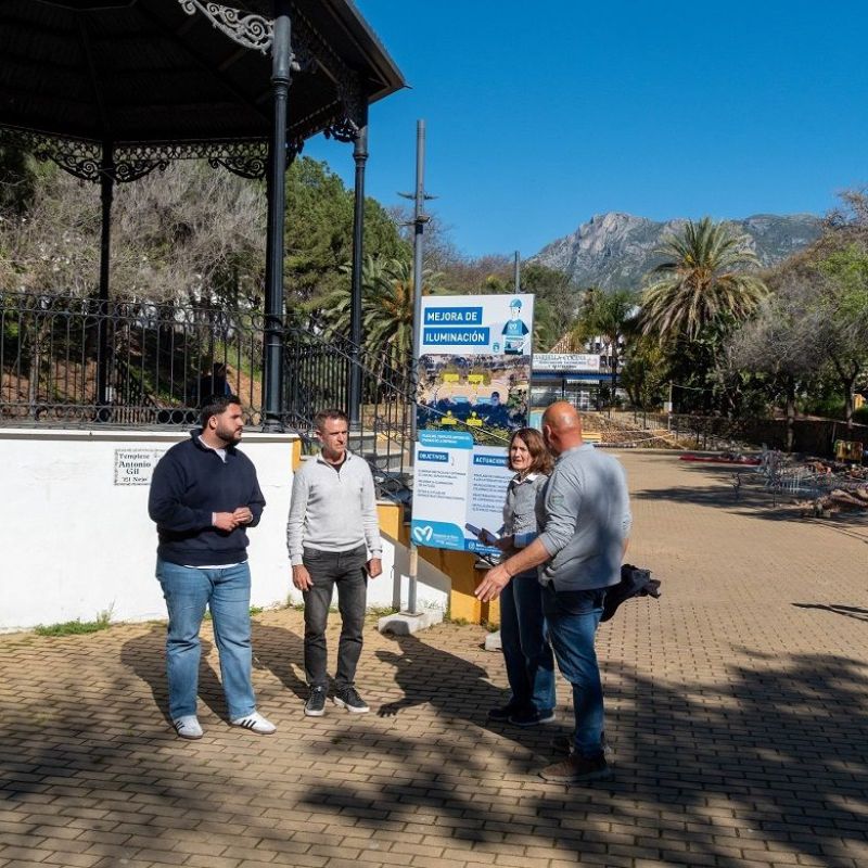 El Ayuntamiento mejora la iluminación en el parque de La Represa para optimizar el uso y la seguridad de la plaza del Templete Antonio Gil