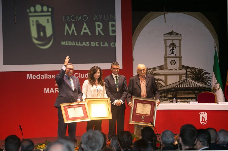 Imagen de la noticia El Ayuntamiento entrega en un emotivo acto las Me…