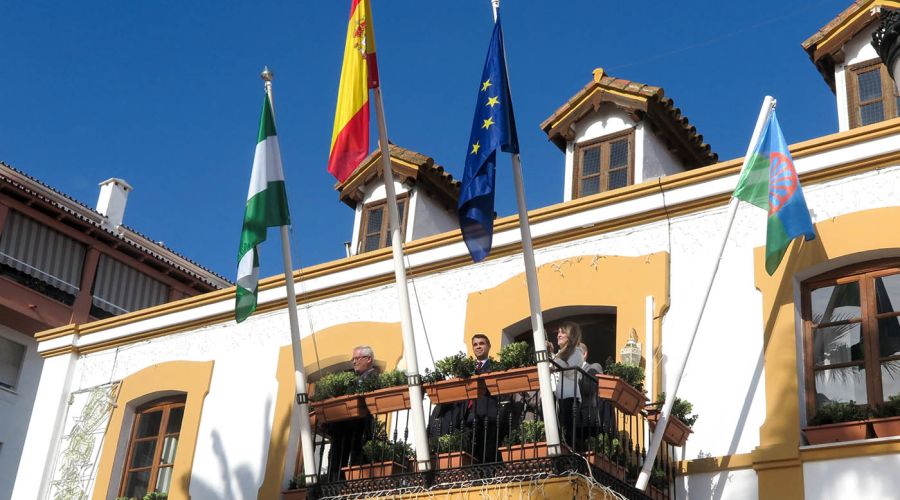 Marbella y San Pedro celebran el Día de la Constitución con sendas izadas de banderas