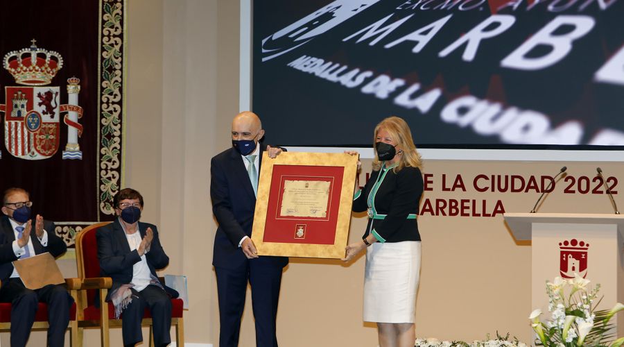Marbella entrega las Medallas de la Ciudad a las instituciones Bancosol e Hijas de María Auxiliadora y al doctor Antonio Díaz Aroca por su humanidad y vocación de servicio público