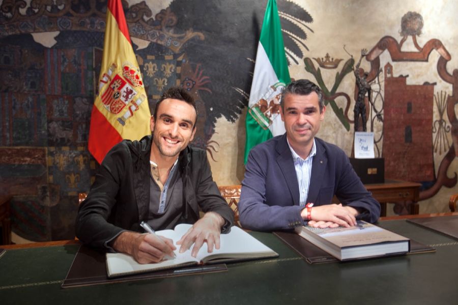 Imagen de la noticia El alcalde recibe en el Ayuntamiento al ciclista…