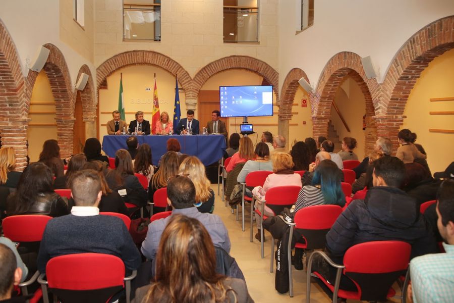 Imagen de la noticia La alcaldesa asiste a la entrega de diplomas a lo…
