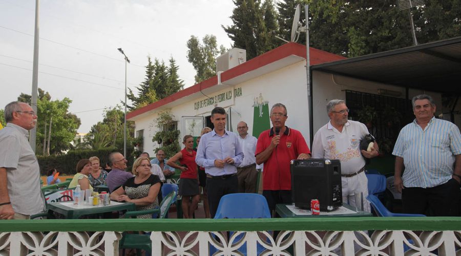 El alcalde realiza el saque de honor del torneo del Club de Petanca de San Pedro Alcántara