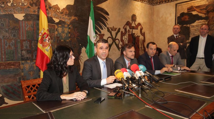 El Ayuntamiento y la Junta de Andalucía constituyen una comisión de seguimiento y trabajan en una normativa transitoria para garantizar la seguridad jurídica en materia urbanística