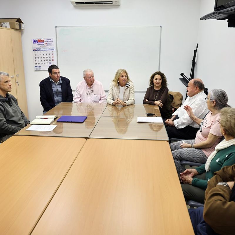 La alcaldesa mantiene una reunión con la nueva junta directiva del Centro de Participación Activa de Las Chapas