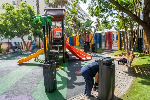 El Ayuntamiento renueva 149 papeleras en parques y áreas infantiles y aumenta su capacidad de depósito casi un 67 por ciento