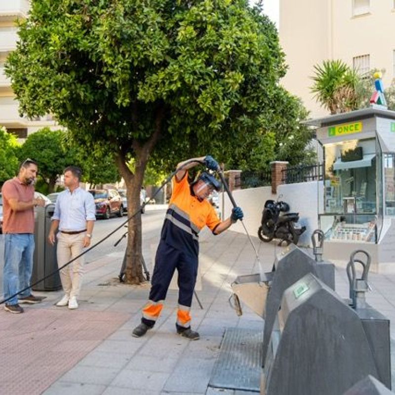 El Ayuntamiento intensifica el cuidado de los barrios con un nuevo servicio de limpieza de islas soterradas
