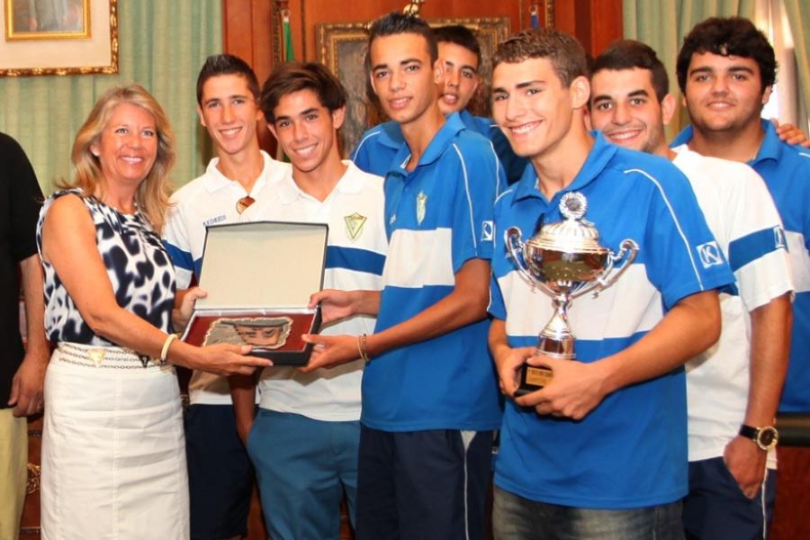 Imagen de la noticia La alcaldesa recibe a los equipos juvenil y aleví…