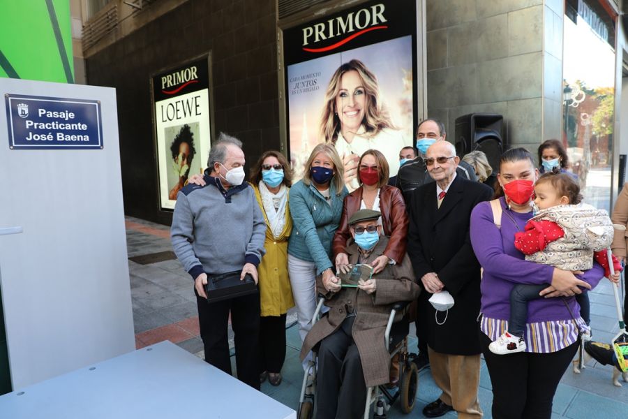 Imagen de la noticia El Ayuntamiento reconoce la trayectoria humana y…
