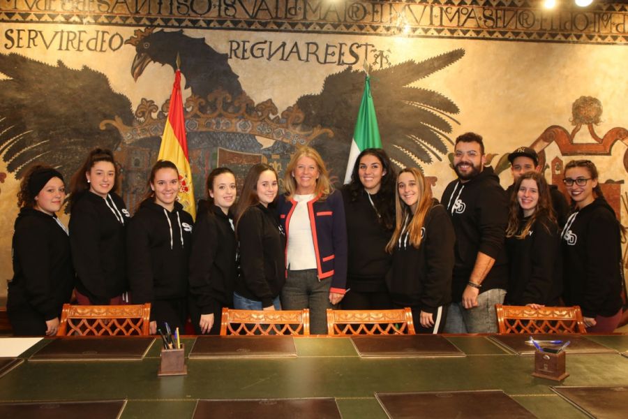 Imagen de la noticia La alcaldesa recibe a la escuela de baile de Rocí…