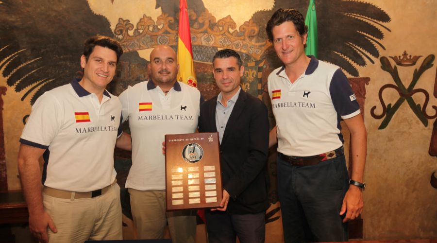El alcalde ha recibido al equipo de vela Marbella Team