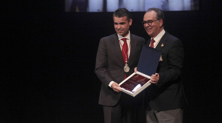 El alcalde rememora su vinculación familiar con la Cofradía del Cristo del Amor en el pregón ofrecido por la conmemoración del 50 aniversario de la salida procesional de la Virgen de la Caridad