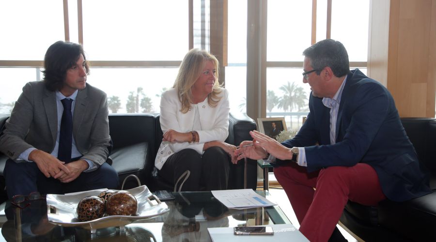 La alcaldesa se reúne con el nuevo presidente de la Diputación Provincial para abordar los proyectos de los nuevos tramos de la senda litoral en Marbella