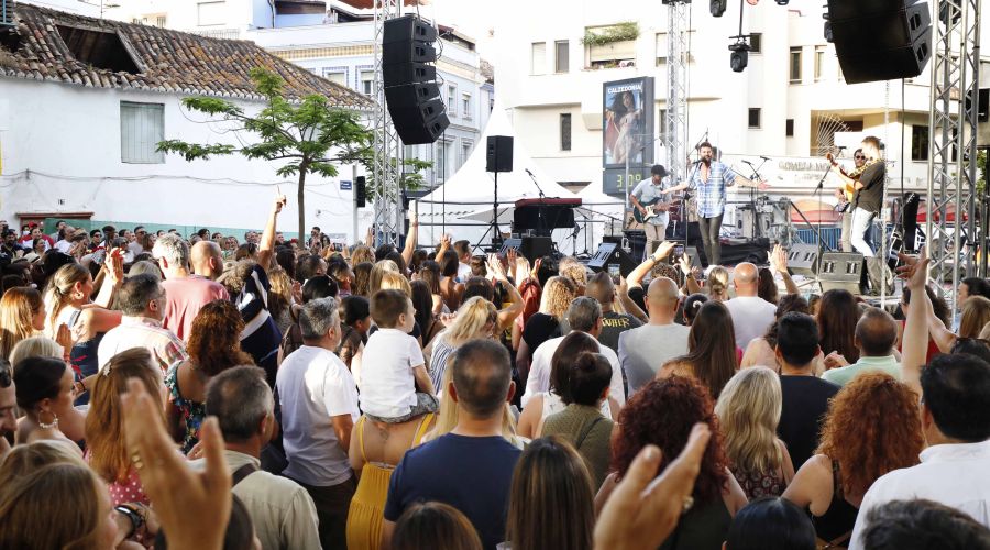La recreación histórica de la toma de Marbella por el rey Fernando El Católico, la actividad ‘Refréscate en San Bernabé’ y el concierto de Juanlu Montoya y Antoñito Molina ponen el broche de oro a la Feria