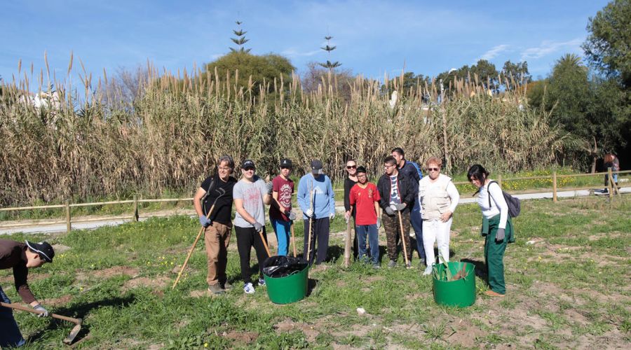 El Ayuntamiento realiza una jornada de erradicación de especies invasoras en la Duna Real de Zaragoza en colaboración con Aspandem y Produnas