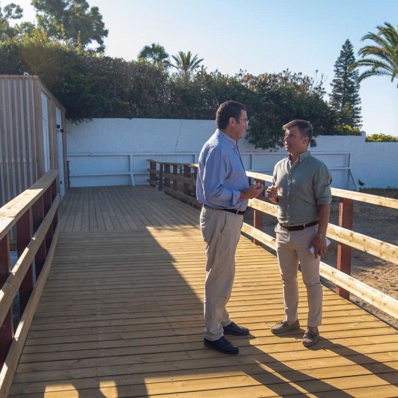 El Ayuntamiento completa el tramo de la senda litoral en Bahía Marbella con la colocación de una pasarela de 30 metros
